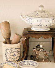Load image into Gallery viewer, Vintage Bavaria Strawflower Tureen
