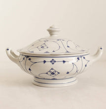 Load image into Gallery viewer, Vintage Bavaria Strawflower Tureen
